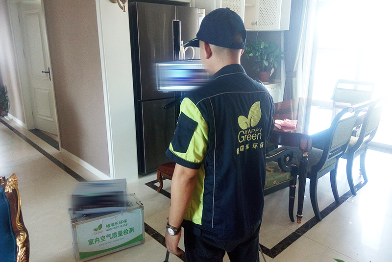 1.甲醛檢測的必要性  室內(nèi)空氣污染嚴(yán)重影響了我們的生活與健康，常見的有甲醛、苯、TVOC等。判斷室內(nèi)空氣質(zhì)量的好與差就需要對這些常見的室內(nèi)污染物質(zhì)濃度進(jìn)行測定。  檢測室內(nèi)空氣質(zhì)量的方法很多，有通過鼻子聞的、試紙自測盒的、手持電子檢測儀的等，不同的方法因嚴(yán)密性、原理性不同，造成的結(jié)果差異很大。專業(yè)室內(nèi)空氣檢測，不但  可以提高精確度還能在安全安心上有更多的保障。  2.服務(wù)簡介  甲醛檢測是室內(nèi)空氣質(zhì)量檢測的簡稱，指的是根據(jù)一定的標(biāo)準(zhǔn)測定室內(nèi)環(huán)境中甲醛等污染濃度的服務(wù)。通常的檢測項目包括但不僅限于甲醛、苯及苯系物（苯、甲苯、二甲  苯）、TVOC、PM2.5等。  3.甲醛檢測技術(shù)原理  利用高精度儀器，按照《室內(nèi)空氣質(zhì)量標(biāo)準(zhǔn)》GB/T 18883-2002標(biāo)準(zhǔn)進(jìn)行采樣，然后運(yùn)用分光光度法測定甲醛等測定項室內(nèi)空氣污染物濃度。  4.檢測標(biāo)準(zhǔn)  常用的室內(nèi)空氣質(zhì)量檢測標(biāo)準(zhǔn)有：《室內(nèi)空氣質(zhì)量標(biāo)準(zhǔn)》GB/T 18883-2002、《民用建筑室內(nèi)環(huán)境污染控制規(guī)范》GB50325-2010、《乘用車內(nèi)空氣質(zhì)量評價指南》GB/T  27630—2011  5.甲醛檢測收費(fèi)標(biāo)準(zhǔn)  檢測室內(nèi)空氣質(zhì)量，通常我們測甲醛、苯、TVOC三項。也可以根據(jù)客戶的要求來選擇測定項目，及進(jìn)行收費(fèi)。一般是3個點(diǎn)起測，也就是檢測不少于三個點(diǎn)。詳情咨詢格瑞樂  專業(yè)顧問  6.甲醛檢測的服務(wù)流程  1、電話或網(wǎng)絡(luò)預(yù)約服務(wù)  2、根據(jù)客戶需求檢測項目做費(fèi)用報價  3、確定報價方案，約定上門服務(wù)時間，及做好檢測前準(zhǔn)備  4、上門服務(wù)，根據(jù)室內(nèi)布局選擇采樣點(diǎn)  5、將采樣結(jié)果標(biāo)記并封裝，帶回實驗室進(jìn)行分析  6、將分析結(jié)果通知客戶，并按照要求制定檢測報告  7、將檢測報告寄送給客戶
