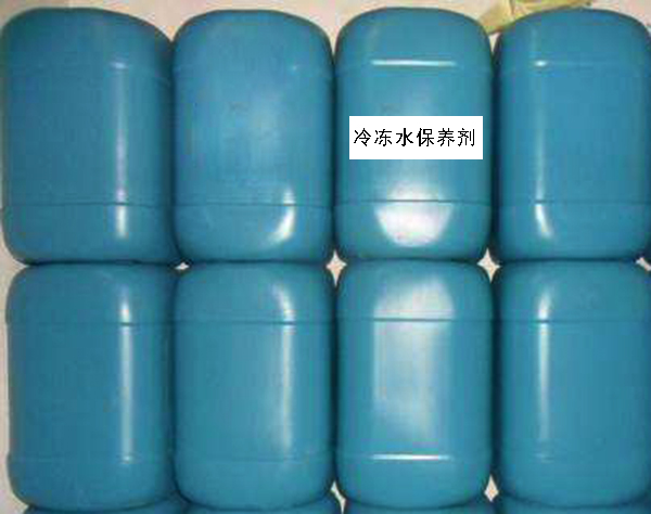 冷凍水保養(yǎng)劑適用于密閉系統(tǒng)以乙二醇、甲醇、乙醇、工業(yè)水等作冷媒的冷凍水及熱水系統(tǒng)作緩蝕劑用，也可用于防凍液、油輪、油罐中作水相緩蝕作用，以解決水線腐蝕問題，也適用于中央空調冷凍水系統(tǒng)。   密閉水緩蝕劑主要由有機腐蝕抑制劑、分散劑、亞硝酸鹽、鉬酸鹽等組成，是目前密閉系統(tǒng)中應用較多，性能卓越的緩蝕劑之一。對碳鋼、不銹鋼、銅合金、鋁合金等多種材質均有良好緩蝕性能。不含鉻酸鹽，在水中無顏色，減少金屬材質產(chǎn)生斑點之現(xiàn)象。確保傳熱效率良好，減少維護和操作費用。液狀產(chǎn)品添加及操作非常方便。本品適用于系統(tǒng)泄漏量小的密閉循環(huán)水冷卻系統(tǒng)。