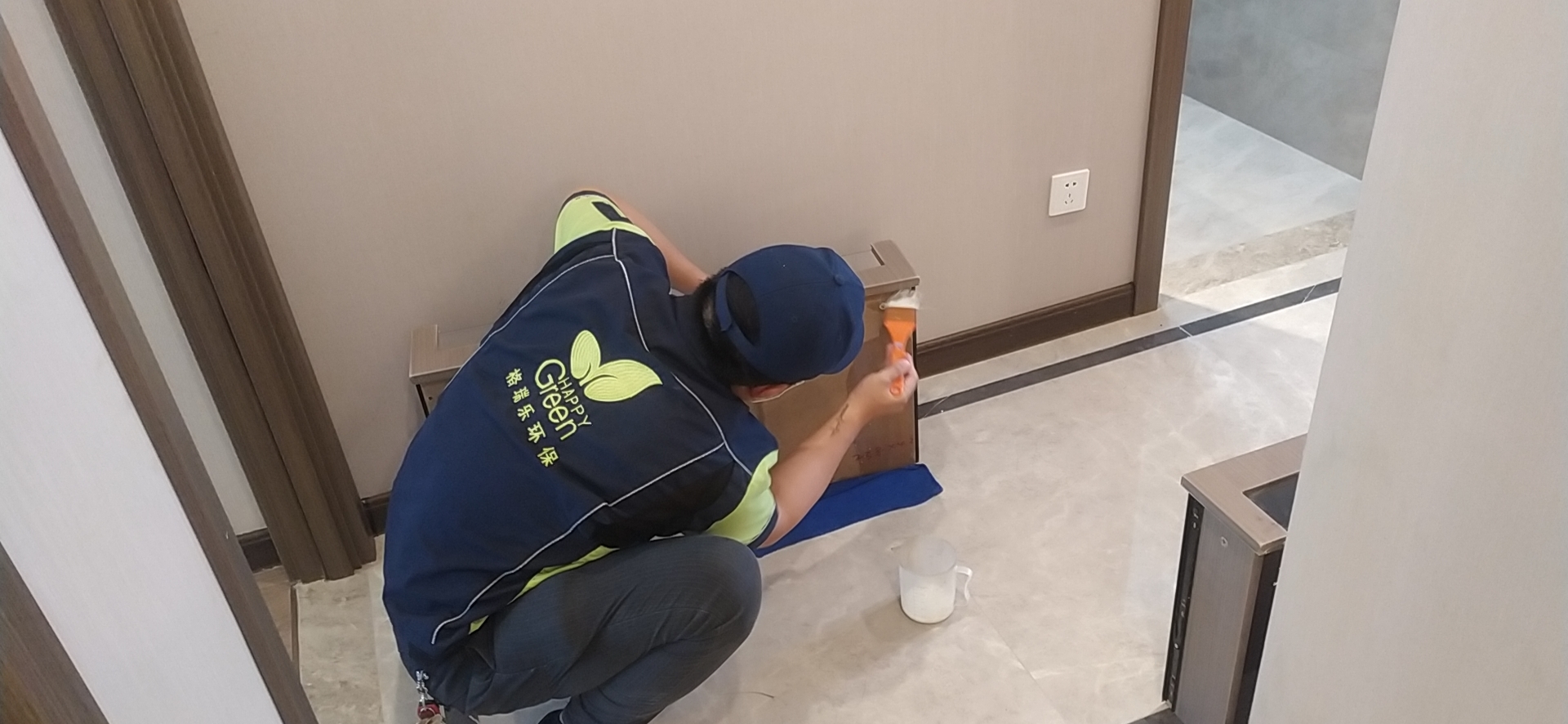 第3招 | 針對家具、建材表面，光觸媒長效保護；再利用“綠快” 光觸媒長效空氣凈化劑，對家具建材進行長效保護處理。綠快光觸媒產(chǎn)品，采用納米級TiO2具有純度高、成膜性好、適用光譜寬的特點。在物面上形成韌性薄膜，長效分解甲醛、TVOC等污染，凈化空氣。