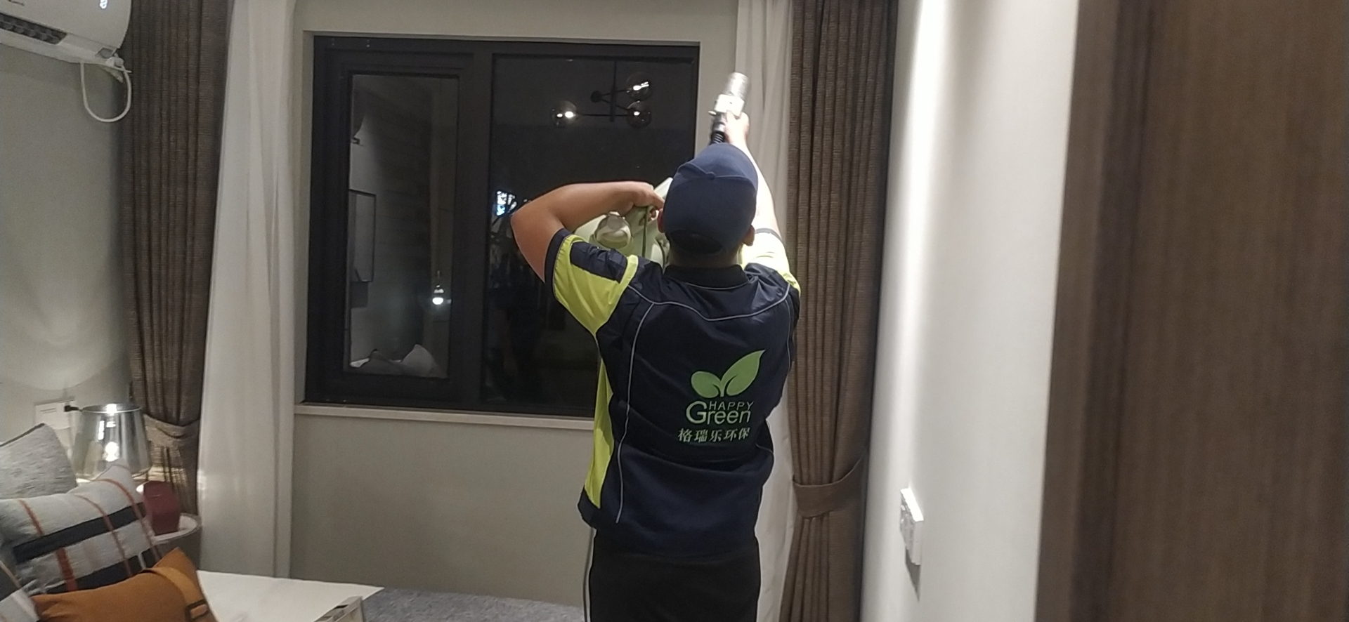 第2招 | 針對空間死角，360°撲殺游離甲醛；隨后使用“綠快”強效空氣凈化劑，借助專業(yè)造霧設備，把藥劑分子打散成1μm-5μm的微顆粒，不論層高有多高藥劑無法噴到，不論空間有多大，都能完成室內環(huán)境360°無死角撲殺隱藏的甲醛、甲苯、TVOCs等污染物。