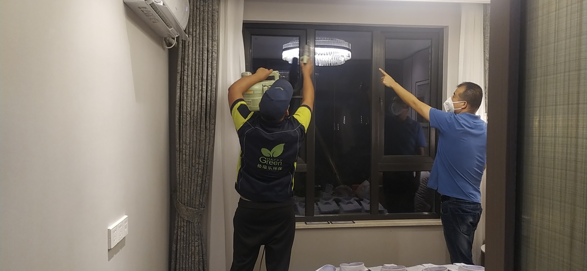 第1招  針對板材內部，根源深層拔醛；首先使用格瑞樂環(huán)保研發(fā)的甲醛捕捉劑，配合專用設備和特制超威力噴槍，對污染源——板材內部進行重點治理，定向拔除甲醛，48小時強勢拔除板材內部70%以上的甲醛，使板材內部的甲醛釋放時間從3-15年縮短到1-2周，完美解決甲醛緩慢釋放這一問題。