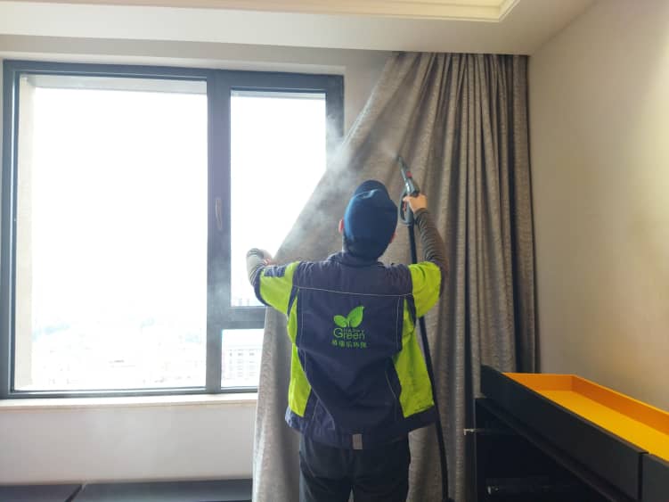 格瑞樂：從武漢本土成長的AI智慧環(huán)保品牌  武漢，這座充滿煙火氣與生命力的城市，不僅孕育了敢為人先的城市精神，也孕育了無數(shù)扎根本土、服務(wù)本土的優(yōu)秀品牌。格瑞樂，就是從武漢這片熱土上成長起來的AI智慧環(huán)保品牌，自誕生之日起，就帶著武漢人“踏實(shí)肯干、精益求精”的特質(zhì)，以解決室內(nèi)污染難題、守護(hù)呼吸健康為初心，深耕室內(nèi)環(huán)境凈化治理領(lǐng)域，憑借AloT技術(shù)硬實(shí)力、全周期健康管理軟實(shí)力、全鏈路透明體系公信力、本地化數(shù)據(jù)核心競爭力，一步步從武漢本土品牌，成長為深受全國用戶信賴的室內(nèi)環(huán)保標(biāo)桿，用科技與溫度，守護(hù)千萬家庭的呼吸安全。  故事的開始，源于對武漢本土室內(nèi)污染痛點(diǎn)的深刻洞察。多年前，我們發(fā)現(xiàn)武漢家庭面臨著獨(dú)特的室內(nèi)污染困境：高溫高濕的氣候讓甲醛“冬藏夏爆”，密閉的高層精裝房讓污染物難以擴(kuò)散，本地常用建材的污染特性讓超標(biāo)問題頻發(fā)，而當(dāng)時的室內(nèi)環(huán)保市場，要么是缺乏技術(shù)支撐的小作坊，要么是忽略地域特性的外來品牌，武漢家庭很難找到真正貼合需求的服務(wù)。于是，格瑞樂在武漢應(yīng)運(yùn)而生，我們立下初心：立足武漢本土，用專業(yè)的技術(shù)、貼心的服務(wù)，解決武漢家庭的呼吸健康難題，讓每一個武漢人都能在自己的家中，安心呼吸。  為了實(shí)現(xiàn)這份初心，格瑞樂首先將重心放在了技術(shù)研發(fā)上，我們深知，科技是解決室內(nèi)污染難題的核心密鑰。在AI與物聯(lián)網(wǎng)飛速發(fā)展的時代，我們率先布局AloT智慧環(huán)保技術(shù)，搭建起“實(shí)時監(jiān)測-智能告警-精準(zhǔn)治理-數(shù)據(jù)反饋”的全鏈路智能體系，打破了傳統(tǒng)室內(nèi)環(huán)?！翱床灰?、摸不著、管不住”的壁壘。我們的AloT智能監(jiān)測設(shè)備，能24小時捕捉甲醛、TVOC等污染物濃度，同步監(jiān)測溫濕度等關(guān)鍵指標(biāo)，武漢家庭通過手機(jī)APP就能隨時掌握家中空氣質(zhì)量，哪怕夏季高溫導(dǎo)致甲醛飆升，系統(tǒng)也能第一時間告警，讓污染隱患無處遁形。而基于AloT技術(shù)的精準(zhǔn)治理，更是讓每一次服務(wù)都有據(jù)可依，從污染源頭定位到治理方案制定，從施工過程調(diào)整到后期效果跟蹤，都以數(shù)據(jù)為核心，讓治理效果更高效、更持久。如今，AloT技術(shù)已成為格瑞樂的核心競爭力，也讓格瑞樂從“傳統(tǒng)環(huán)保治理品牌”升級為“AI智慧環(huán)保品牌”，走在了行業(yè)前沿。 技術(shù)是硬實(shí)力，服務(wù)則是軟實(shí)力，格瑞樂深知，室內(nèi)環(huán)保的核心是“守護(hù)健康”，而健康守護(hù)從來不是一次性交易，而是長期的陪伴。因此，我們跳出“單次治理”的局限，搭建起覆蓋“售前-售中-售后”的全周期室內(nèi)空氣健康管理服務(wù)體系，用貼心服務(wù)溫暖每一位用戶。售前，我們的健康管理顧問一對一解答疑問，免費(fèi)上門勘測，為武漢家庭定制專屬方案；售中，標(biāo)準(zhǔn)化施工全程透明，專業(yè)團(tuán)隊(duì)持證上崗，確保每一步操作都合規(guī)有效；售后，三次免費(fèi)復(fù)檢、終身維保服務(wù)、1小時快速響應(yīng)，讓武漢家庭在治理后無需再為空氣質(zhì)量焦慮。對于家中有老人、孩子、孕婦的武漢家庭，我們還提供專屬健康評估和綠色服務(wù)通道，用細(xì)致入微的服務(wù)，解決用戶的每一個顧慮。這份陪伴式的服務(wù)，讓格瑞樂不僅是室內(nèi)環(huán)保服務(wù)商，更是武漢家庭的呼吸健康管家，也讓品牌在用戶心中積累了良好的口碑。 在格瑞樂的成長路上，“誠信”始終是不變的底色，而這份誠信，體現(xiàn)在全鏈路的透明體系中。我們深知，室內(nèi)環(huán)保行業(yè)的信任危機(jī)，源于信息不透明，因此，格瑞樂搭建了“報(bào)價透明、施工透明、檢測透明、售后透明”的全鏈路透明體系，拒絕任何貓膩。報(bào)價單明細(xì)清晰，無隱形消費(fèi)；施工過程全程拍照錄像，用戶可全程監(jiān)督；檢測設(shè)備符合CMA標(biāo)準(zhǔn)，支持第三方復(fù)檢，數(shù)據(jù)真實(shí)可追溯；售后承諾書明確權(quán)責(zé)，服務(wù)全程記錄可查。這份透明，讓武漢家庭明明白白消費(fèi)、安安心心治理，也讓格瑞樂在武漢市場樹立了良好的品牌公信力。多年來，格瑞樂憑借透明經(jīng)營，贏得了武漢用戶的口口相傳，很多用戶都是通過朋友推薦選擇我們，這份信任，是格瑞樂最寶貴的財(cái)富。 而讓格瑞樂在武漢市場站穩(wěn)腳跟、脫穎而出的，還有我們深耕多年的本地化數(shù)據(jù)優(yōu)勢。作為土生土長的武漢品牌，我們深知，武漢的室內(nèi)污染有其獨(dú)特性，只有立足本地?cái)?shù)據(jù)，才能定制專屬方案。多年來，我們積累了武漢三鎮(zhèn)上萬組室內(nèi)污染數(shù)據(jù)，精準(zhǔn)把握武漢“甲醛超標(biāo)率高、氣候影響大、污染源頭集中”的地域特性，針對武漢高溫高濕氣候，我們優(yōu)化“光觸媒+生物觸媒”組合技術(shù)，增加高溫熏蒸、除濕通風(fēng)步驟；針對本地常用復(fù)合板材，我們采用封閉劑技術(shù)從源頭根除污染；針對不同戶型特點(diǎn)，我們制定差異化治理方案。這份貼合武漢本土的服務(wù)，讓格瑞樂的治理效果遠(yuǎn)超很多外來品牌，也讓武漢家庭感受到“本土品牌更懂本土需求”的貼心，成為格瑞樂核心的市場競爭力。 從武漢本土的小團(tuán)隊(duì)，到如今服務(wù)全國的AI智慧環(huán)保品牌，格瑞樂的成長，離不開武漢這片熱土的滋養(yǎng)，更離不開武漢用戶的信任與支持。我們見證著武漢城市的發(fā)展，見證著無數(shù)武漢家庭從毛坯到精裝，從忐忑入住到安心生活，而格瑞樂始終陪伴在側(cè)，用AloT技術(shù)筑牢安全防線，用全周期服務(wù)提供貼心守護(hù)，用透明體系傳遞品牌誠信，用本地化方案解決實(shí)際難題。我們深知，每一次治理，守護(hù)的都是一個家庭的健康；每一份信任，都是品牌前行的動力。 如今，格瑞樂不僅是武漢本土的驕傲，更將武漢的成功經(jīng)驗(yàn)復(fù)制到全國，讓更多城市的家庭享受到AI智慧環(huán)保帶來的安心呼吸體驗(yàn)。但我們始終不忘初心，扎根武漢，服務(wù)武漢，持續(xù)深耕本地?cái)?shù)據(jù)，迭代技術(shù)與服務(wù)，努力成為武漢家庭最信賴的室內(nèi)環(huán)保品牌，成為武漢本土AI智慧環(huán)保的標(biāo)桿。 未來，格瑞樂會繼續(xù)以AloT技術(shù)為核心，以全周期服務(wù)為支撐，以透明體系為保障，以本地化優(yōu)勢為依托，不斷創(chuàng)新升級，致力于解決更多家庭的室內(nèi)污染難題，讓每一個人都能在健康、安心的環(huán)境中生活。從武漢出發(fā)，走向全國，格瑞樂將始終堅(jiān)守初心，用科技與溫度，守護(hù)每一次呼吸，鑄就更具影響力的AI智慧環(huán)保品牌，讓“格瑞樂，讓呼吸更安心”成為深入人心的品牌承諾。